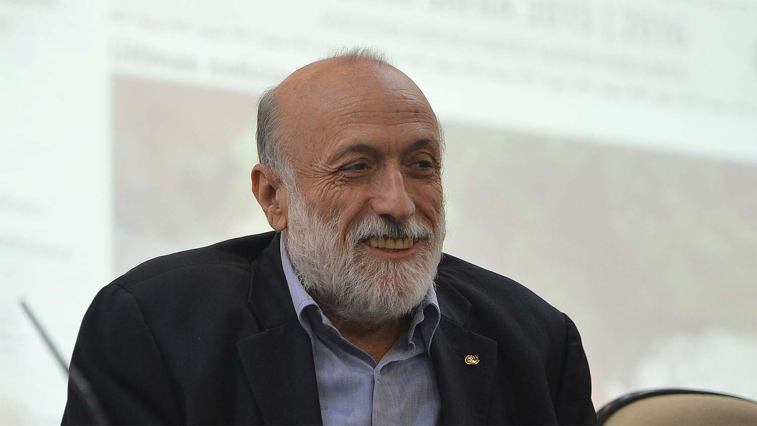 Carlo Petrini signing a cooperation agreement between the Brazilian government and Slow Food in July 2015
